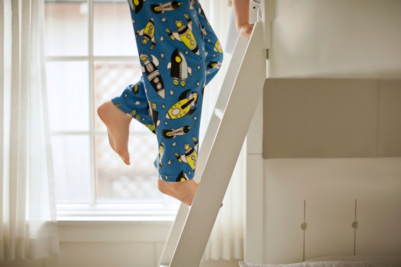 Je do dětského pokoje lepší klasická postel, nebo patrová palanda?