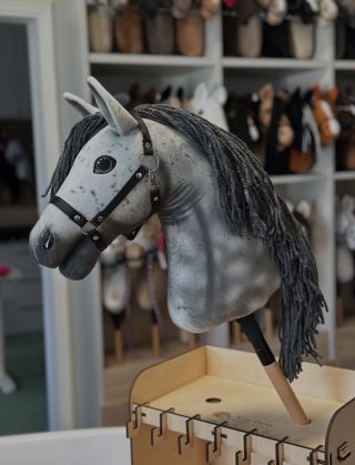 ❤️Unser neues Hobby Horse kommt schon bald in der Art-Kollektion.❤️ #lardenhobbyhorese