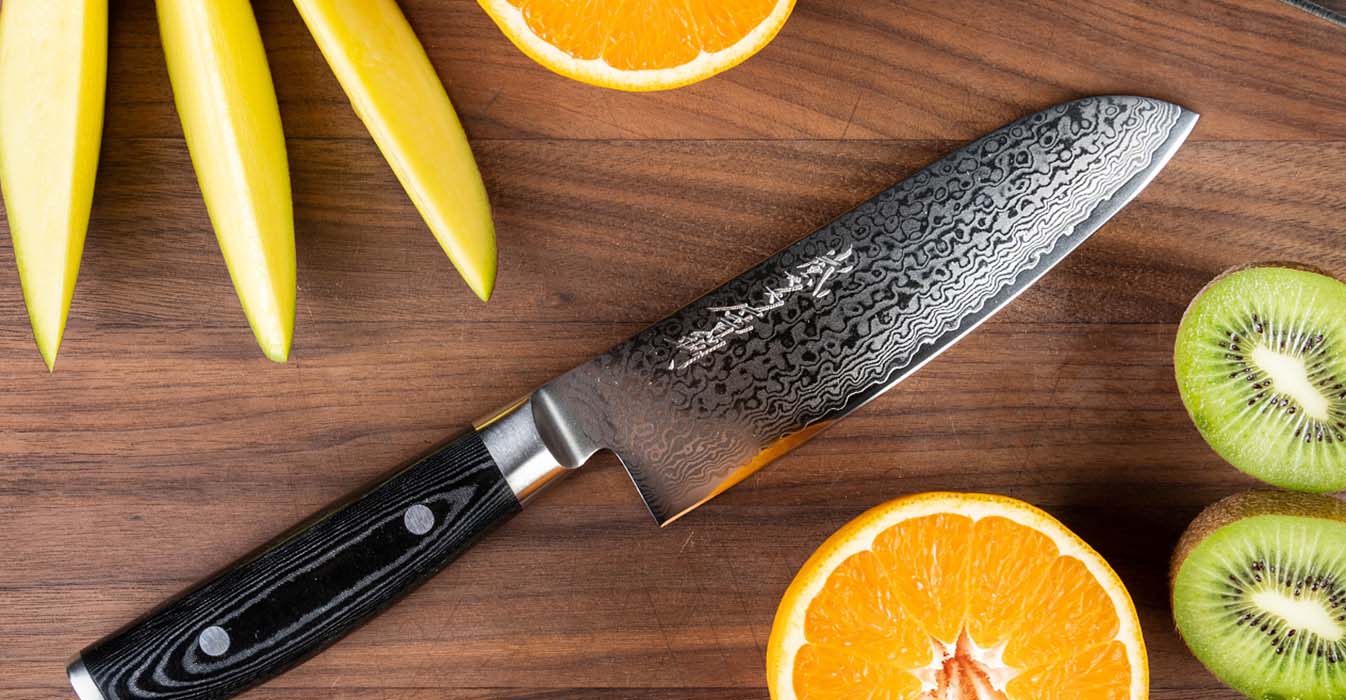 Nůž Ran Plus Santoku jak krájí ovoce