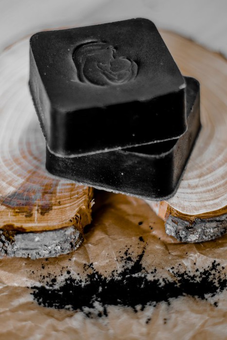 Čistiace prostriedky s čiernym mydlom.
