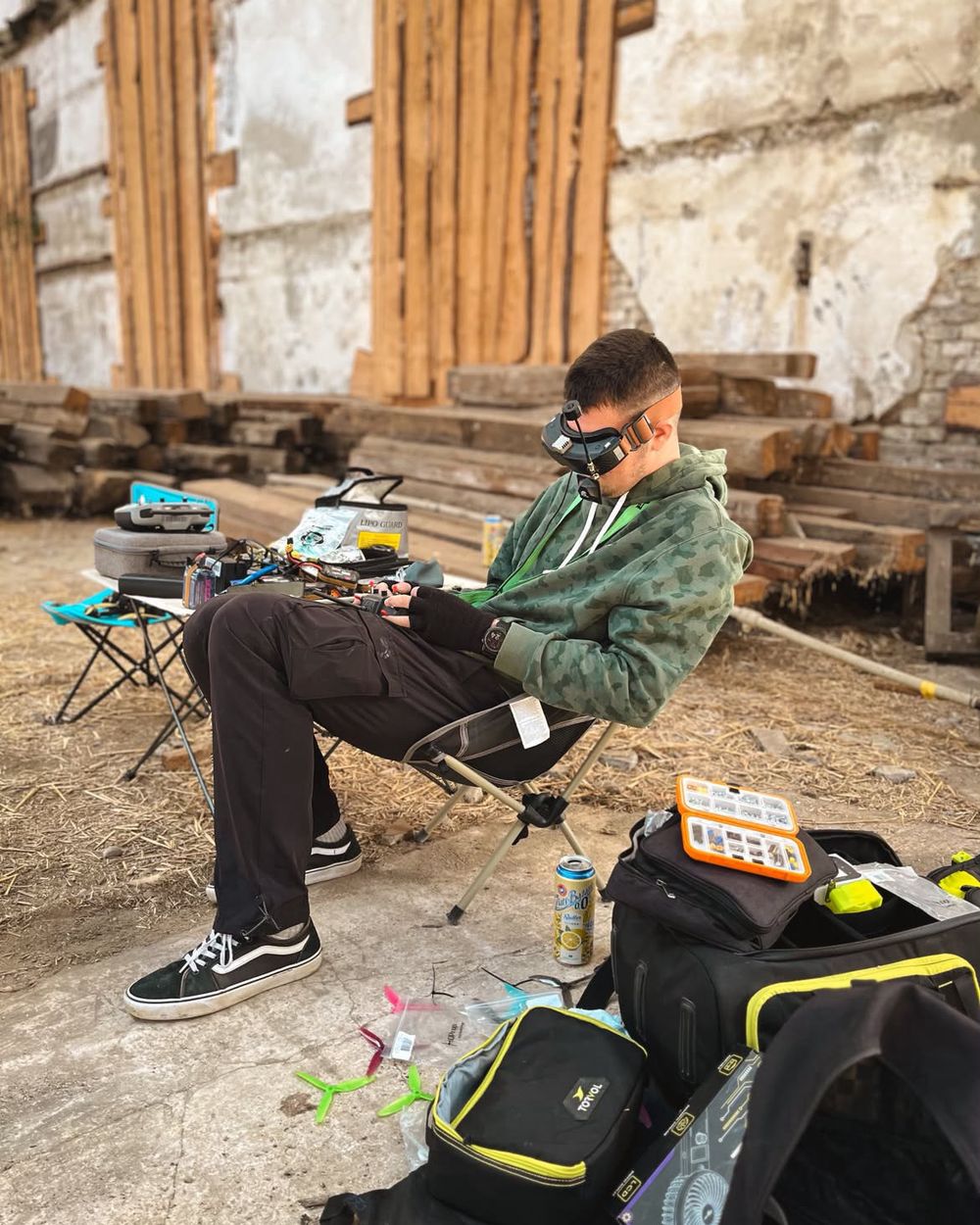 Lukáš flying with FPV goggles in a bando