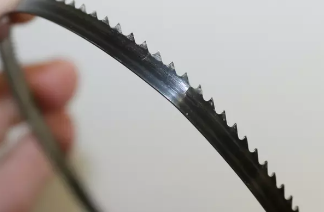 Pilový pás praská – ilustrační foto 1