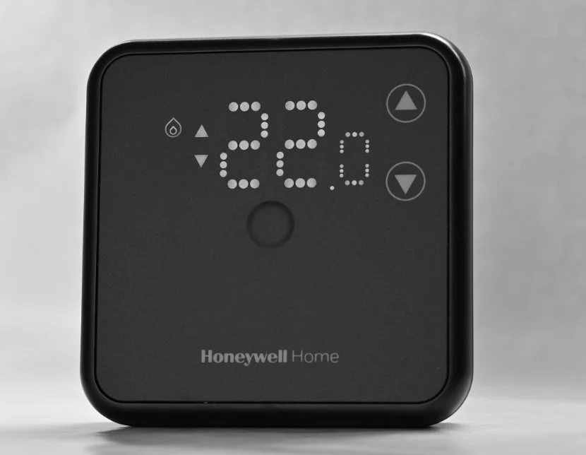 Honeywell Home DT3, Programovateľný bezdrôtový termostat, 7-dňový program, čierny