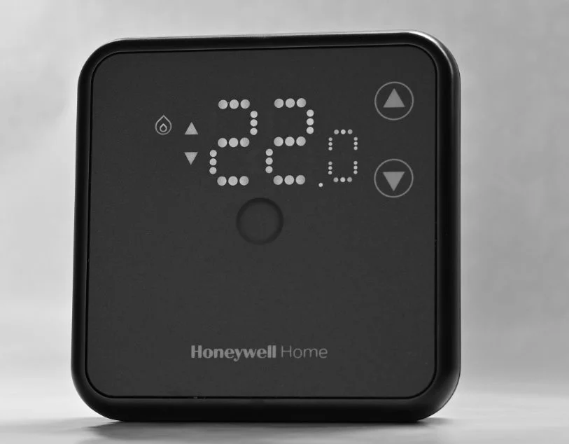 Honeywell Home DT3, programovateľný káblový termostat, 7-dňový program, čierny
