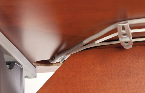 Kabelové příchytky zabezpečují praktické vedení kabelů pod pracovní deskou