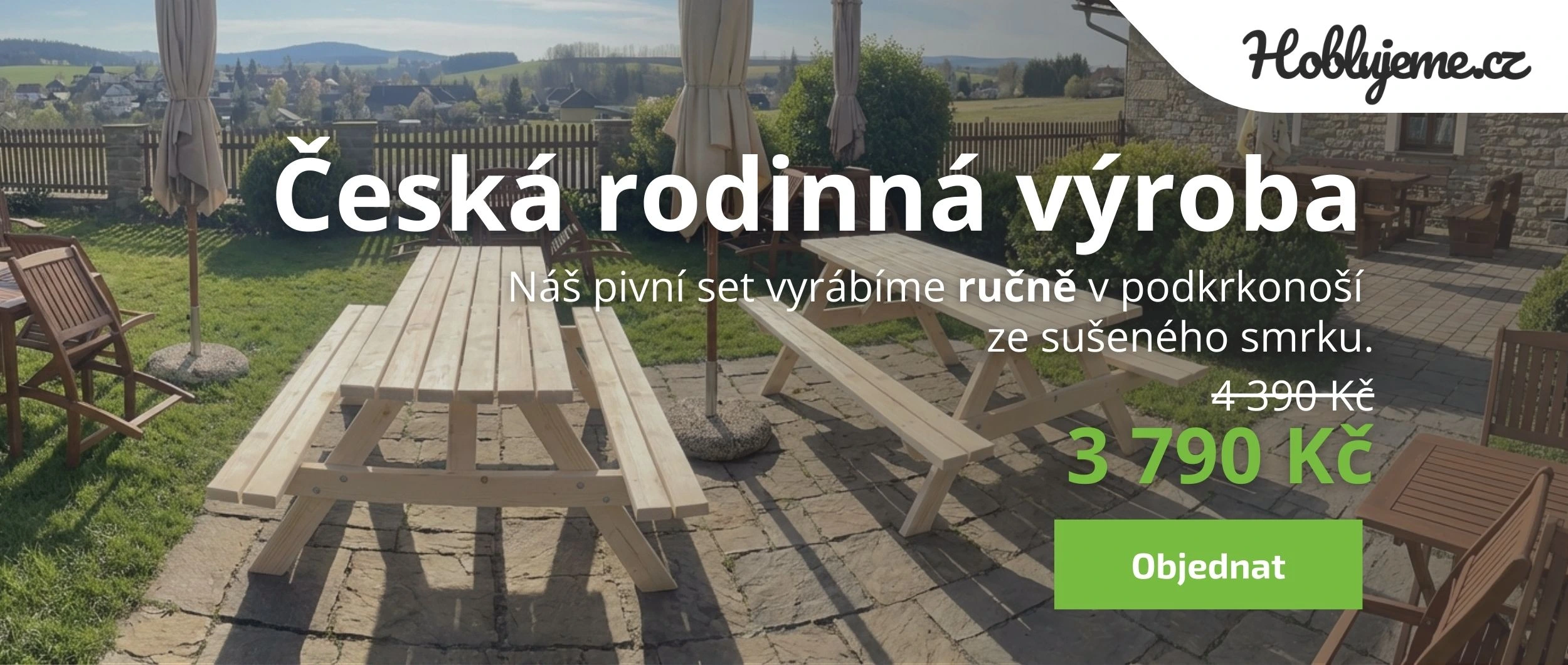 Pohled na pivní sety Poctivec na prosluněné terase. Ukázka poctivé české rodinné výroby z Podkrkonoší – ručně vyráběné zahradní posezení ze sušeného smrku za akční cenu 3 790 Kč.