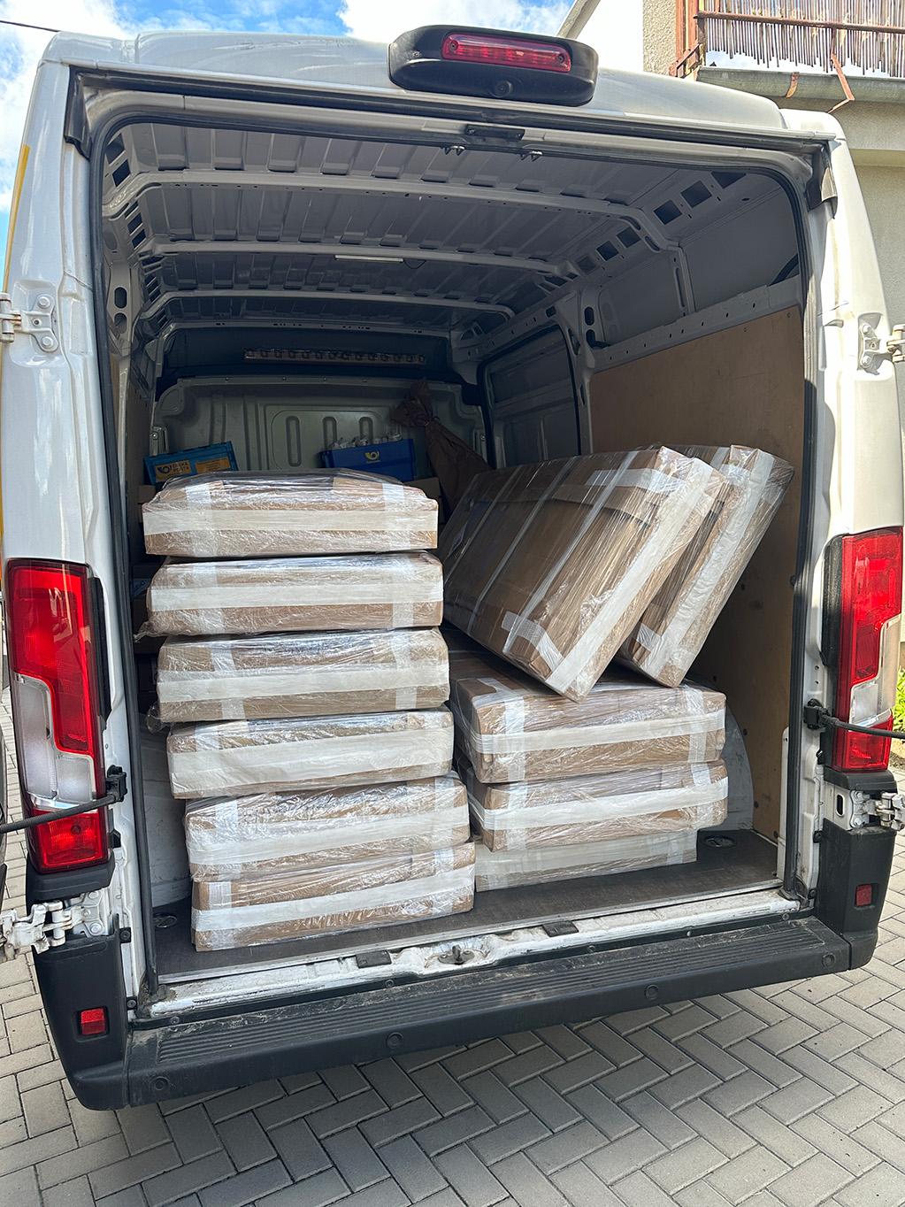 Naložená dodávka s pivními sety Poctivec (zahradními stoly s lavicemi) připravená na cestu k zákazníkům