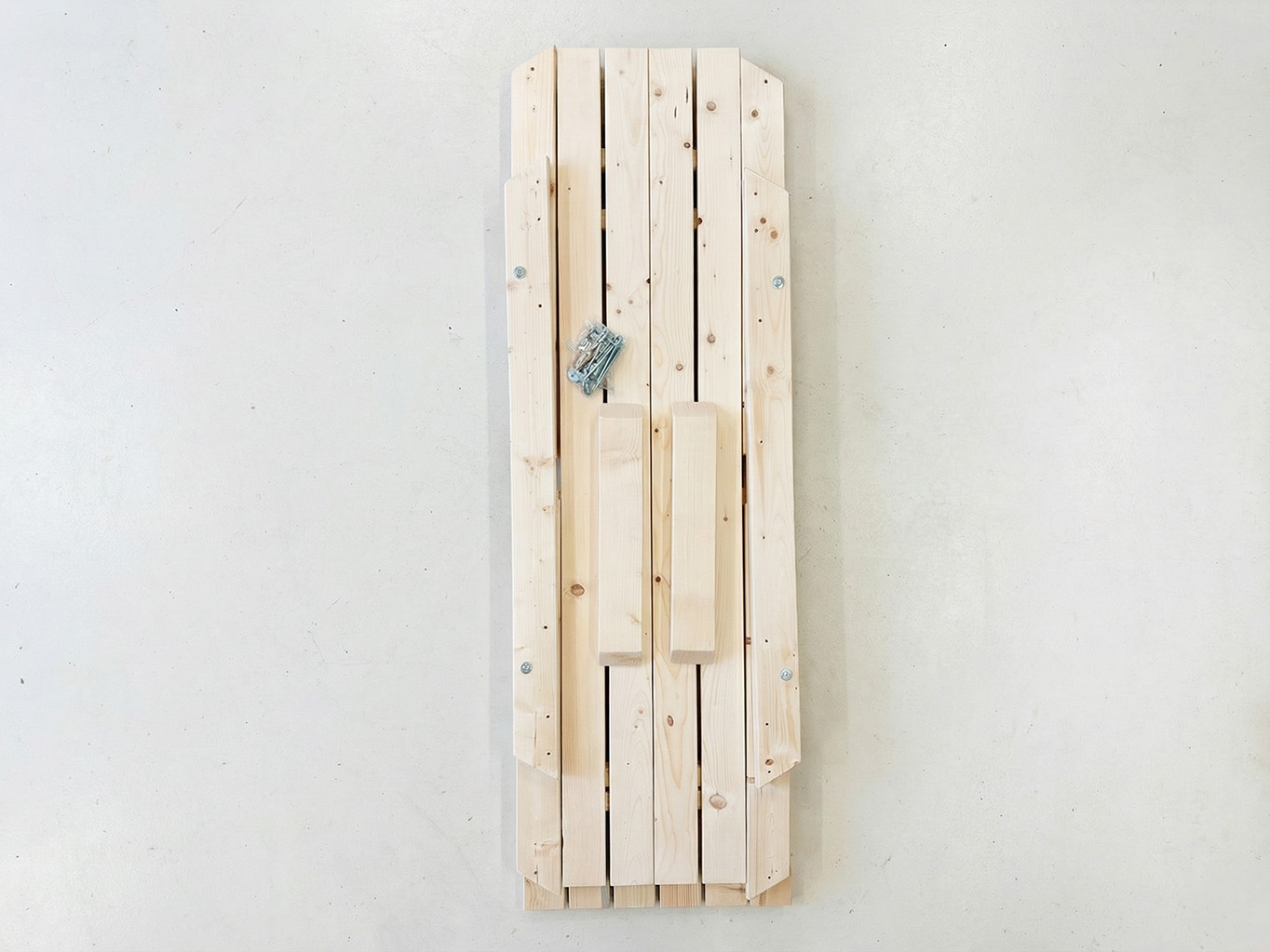 Pivní set Poctivec – všechny díly zahradní sestavy stůl + lavice složené na sobě připravené k montáži