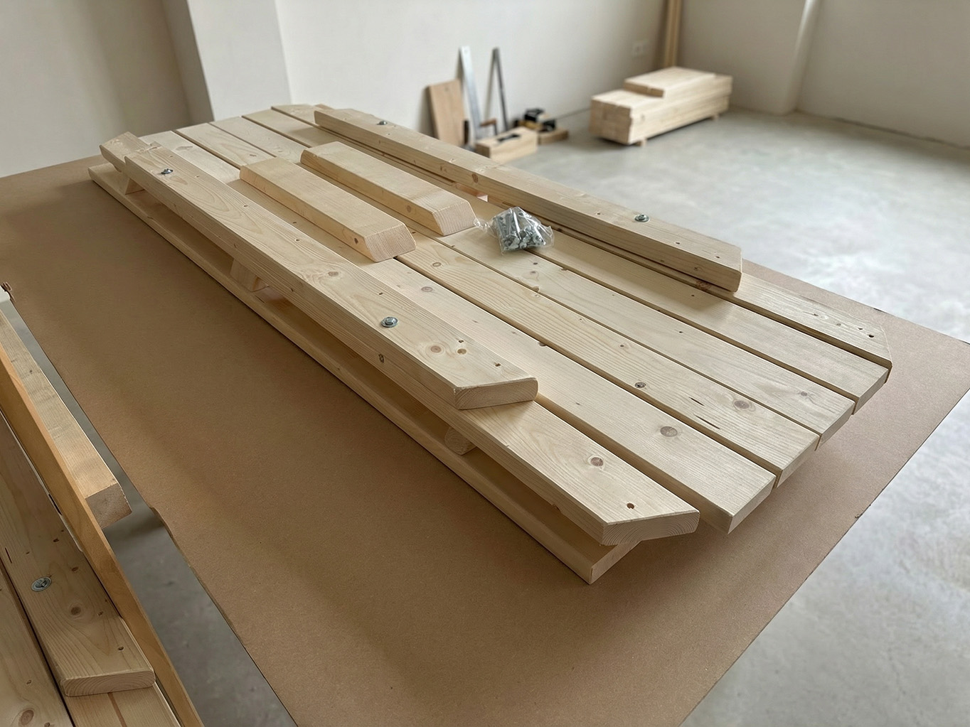 Díly pivního setu Poctivec (zahradního piknikového stolu) v truhlárně před odesláním zákazníkovi