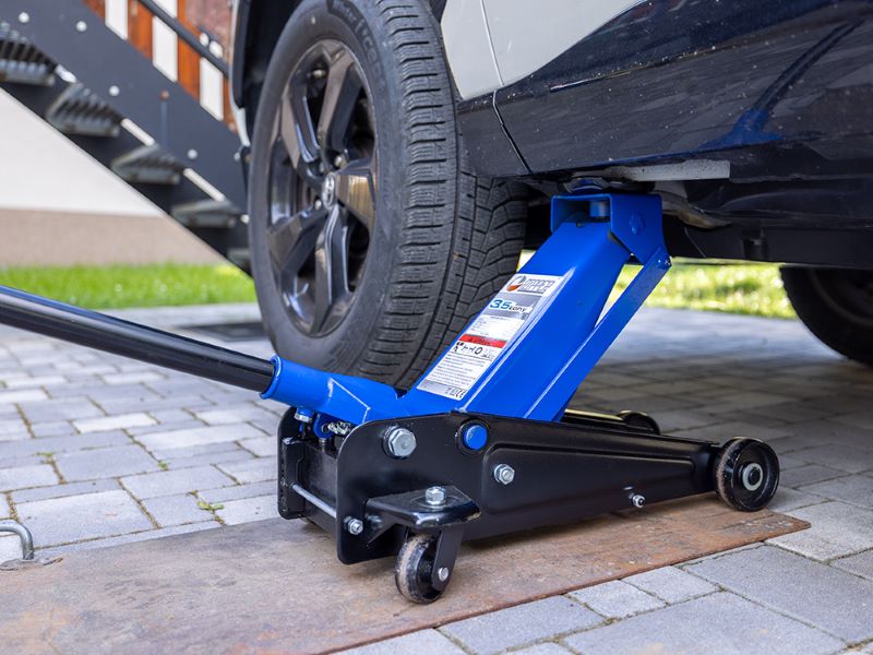 5 nejčastějších chyb při používání hydraulických zvedáků a jak se jim vyhnout