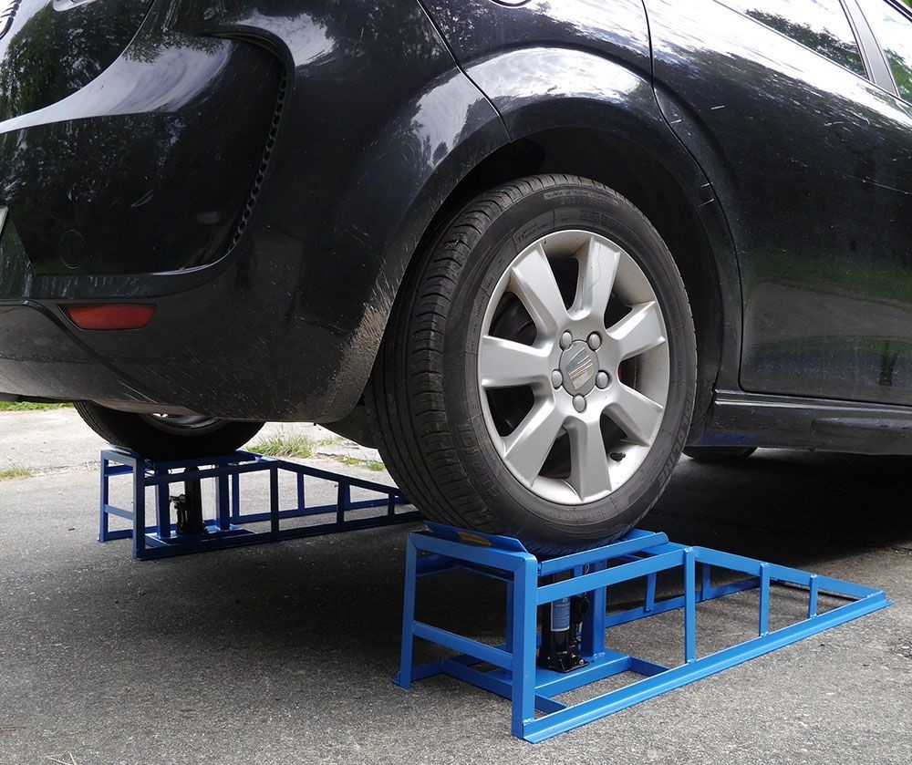 Nájezdové rampy s hydraulickým zvedákem promění domácí dílnu v autoservis