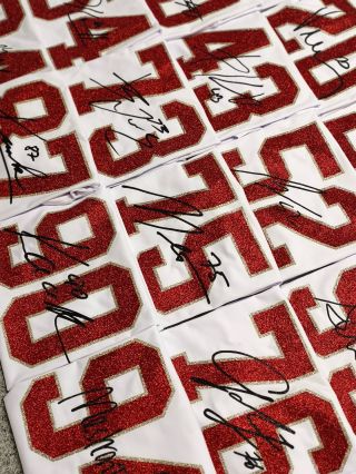 Oversized bílá trika, která mají šmrnc ✨❤️🤍 Pro holky z Třince jsem vytvořila personalizované kousky v červeno-zlaté...