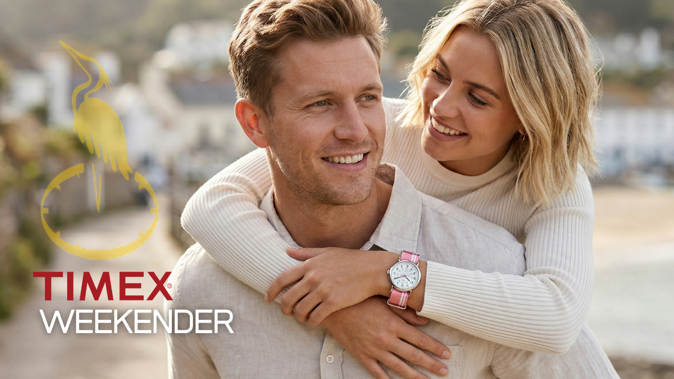 Šťastný pár. Žena s hodinkami Timex Weekender na růžovém textilním řemínku objímá muže.