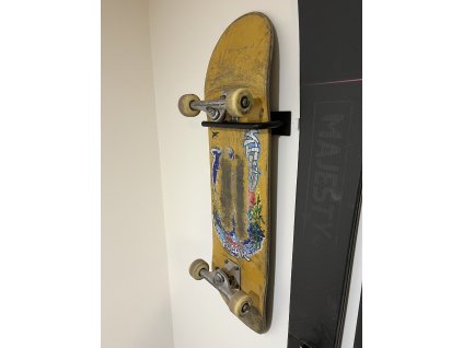 Vertikální držák na jeden skejt