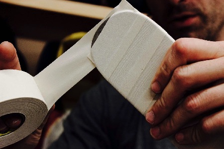 Naučíme vás, ako dokonale oblepiť hokejku páskou