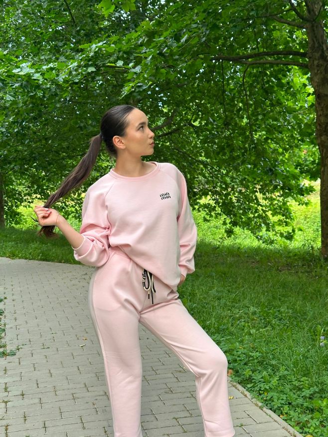 Hebká, měkoučká a tak pohodlná souprava, že v ní budeš chtít strávit celý den.🐾 Ideální na podzimní procházku, kávu ve...
