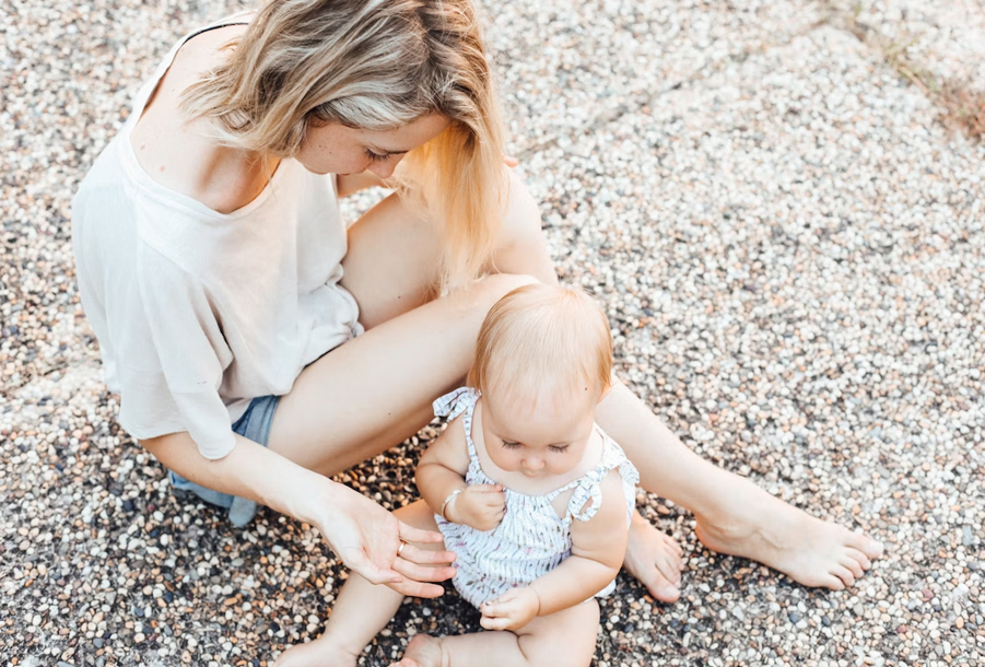 Vhodné kojenecké oblečení pro letní dovolenou: Pohodlí a ochrana pro malé cestovatele