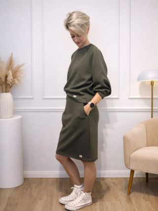 Objevte dokonale sladěný outfit v elegantním khaki odstínu. Mikina se zkráceným rukávem a sportovně‑elegantní sukně z...
