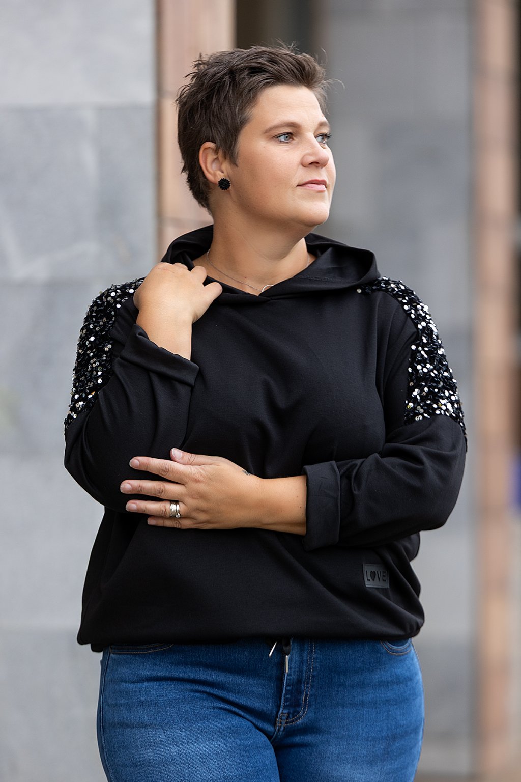 damska elegantni trpytiva mikina teresa cerna