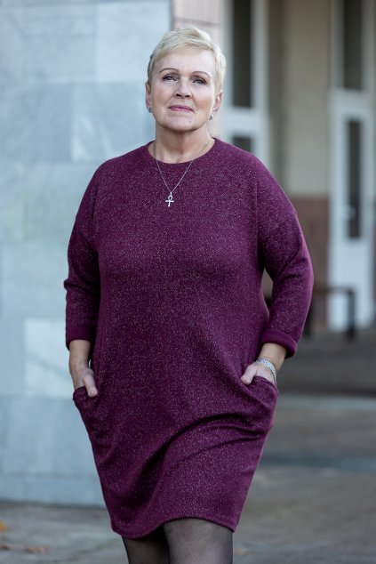 damske trpytive saty gigi tmave fialova