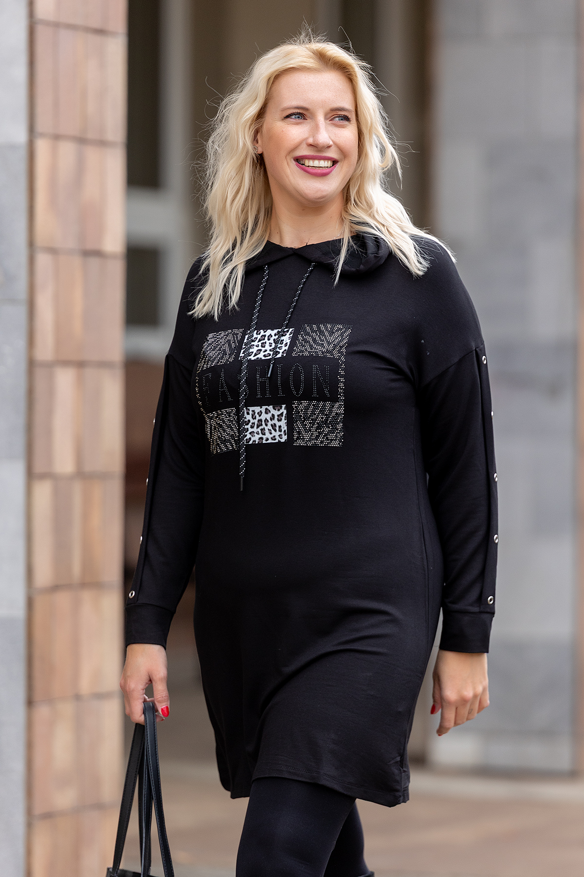 Levně Wear oN COLLECTION Šaty s kapucí ERIKA [52733] Barva: Černá