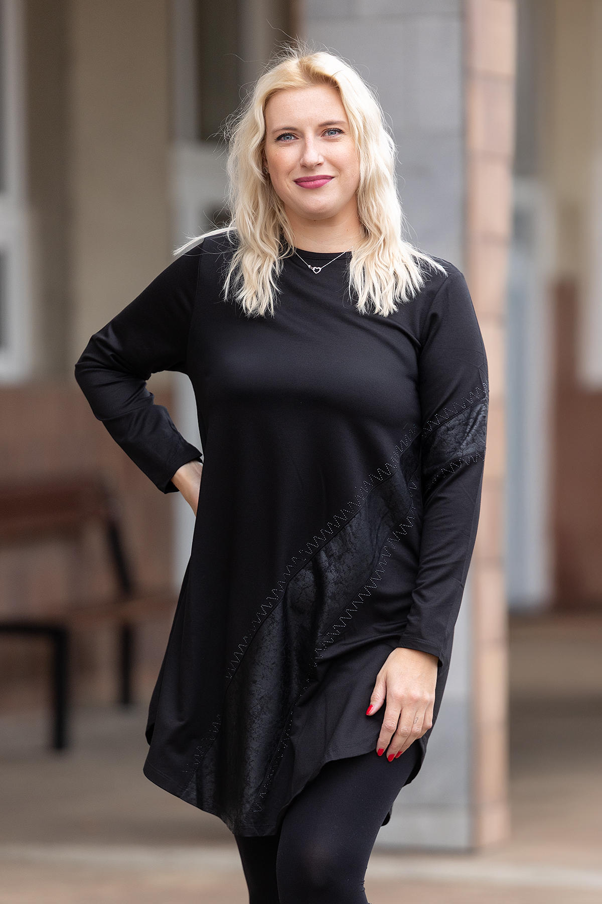 Levně Wear oN COLLECTION Elegantní šaty LIKA [53502] Barva: Černá