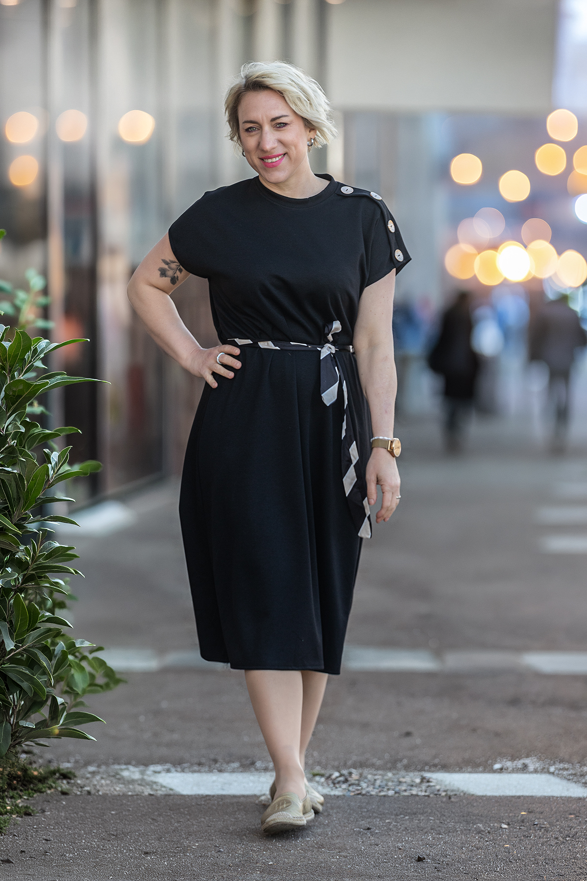 Italy fashion Midi šaty DELFY Barva: Černá
