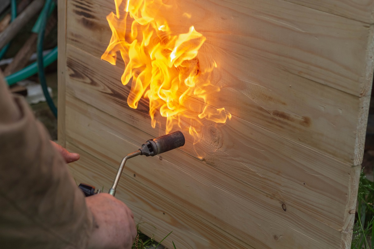 Abflammen von Holz - Verlängerung der Lebensdauer und Verbesserung des Aussehens von Holz für ein paar Cent!