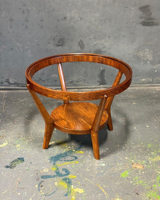 Natürlicher Farbton, seidiger Glanz und eine Holzmaserung, die auf einem kleinen Couchtisch besonders gut zur Geltung...