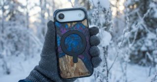 Wussten Sie, dass wir auch Namen, Botschaften oder Initialen auf unsere Hüllen gravieren? ✍🏻 🌲 Ein Stück Natur, das Sie...