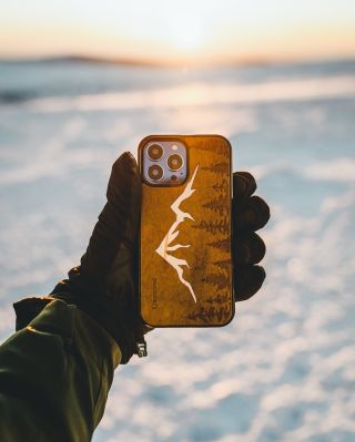 IM EINKLANG MIT DER NATUR 🌲 Suchst du eine originelle Handyhülle, die was aushält? 🤎 Unsere Handyhüllen aus echtem Holz...