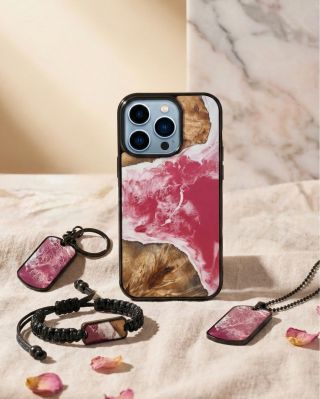 Limitierte Auflage ROSE DREAM zum Valentinstag. Von uns für Sie 💌 Rosa Harz und echtes Holz🌲 💓Handyhülle 🦩Baumwollarmband...