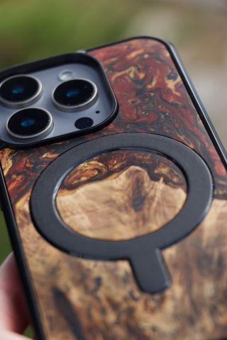 Lernen Sie unsere MARS-Hülle kennen – eine Kombination aus echtem Holz und rotem Harz, die an die glühende Oberfläche des...