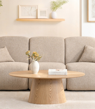 Konfereční stolky v interiéru obývacího pokoje