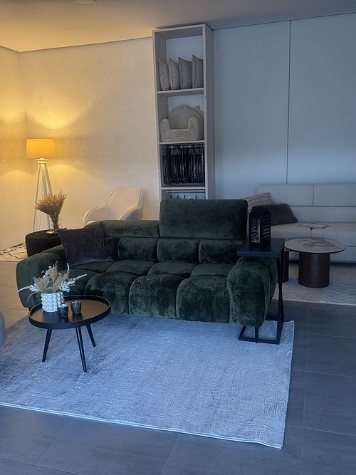 Křesla a sedací souprava v showroomu