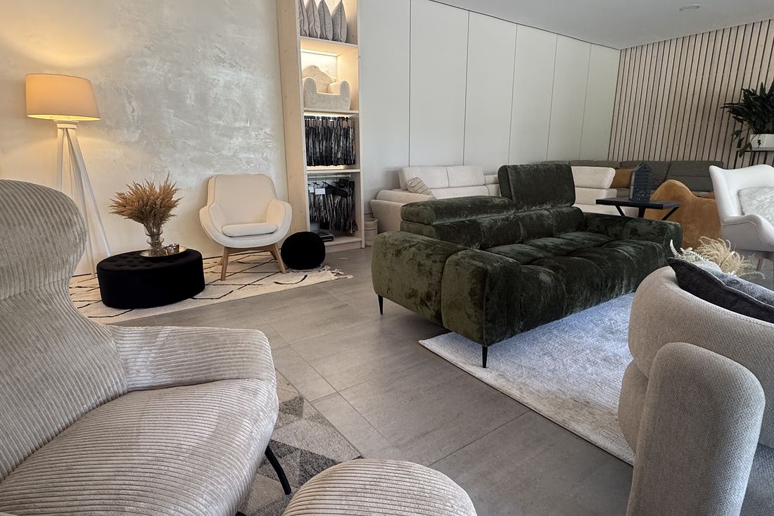 Showroom HOME nábytek se sedacími soupravami a vzorníky látek