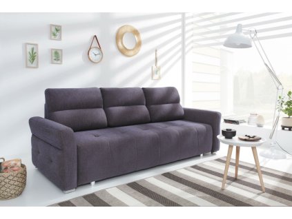 třímístná pohovka v moderním obývacím pokoji