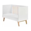 postýlka Swing bílá s bukovými nohami a příčkami