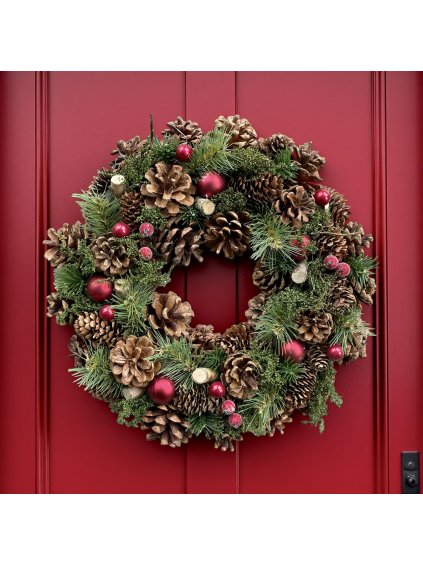 Vánoční věnec na dveře s červenými ozdobami