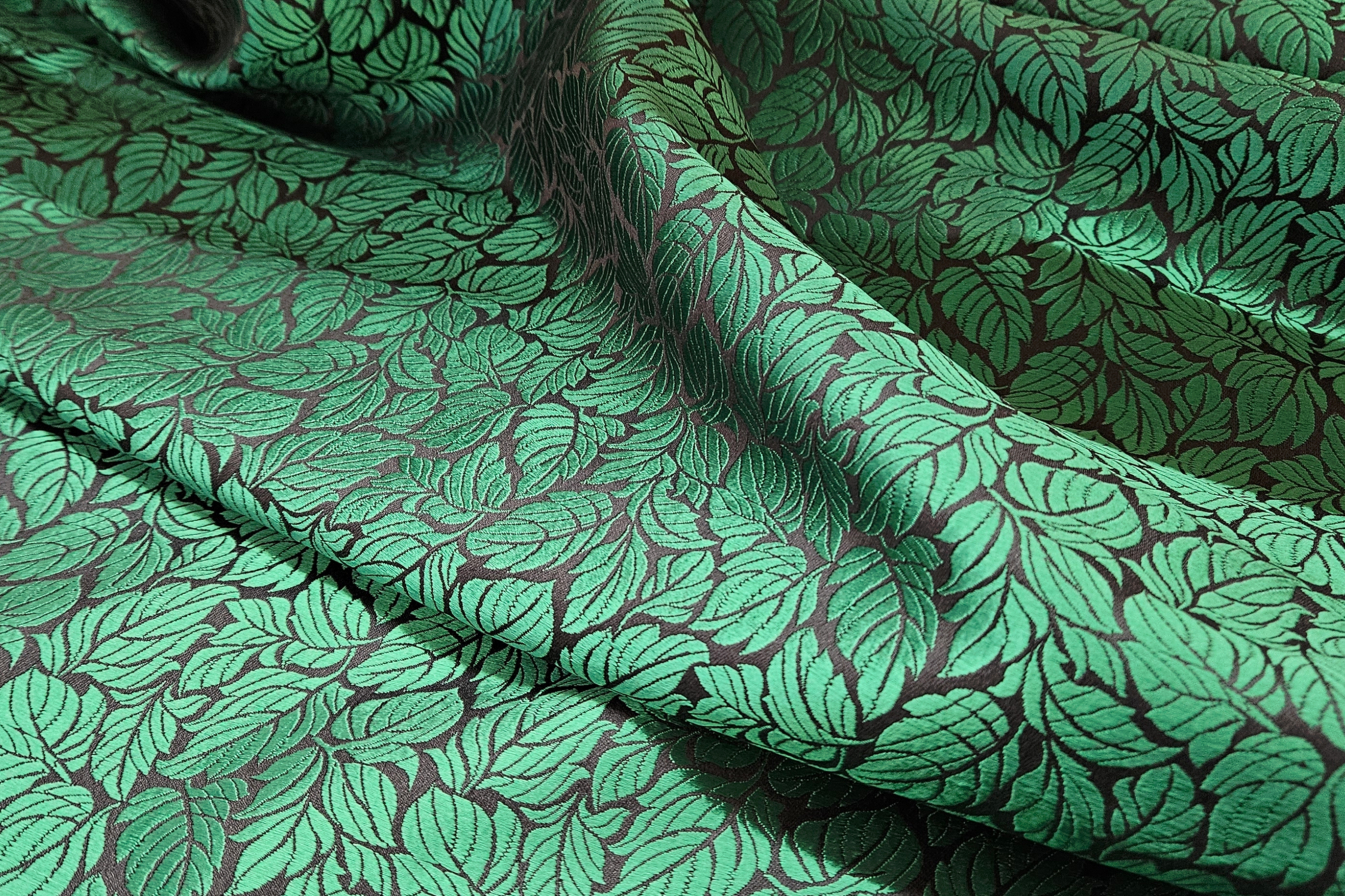 Brokátová tkanina s plastickým vzorem