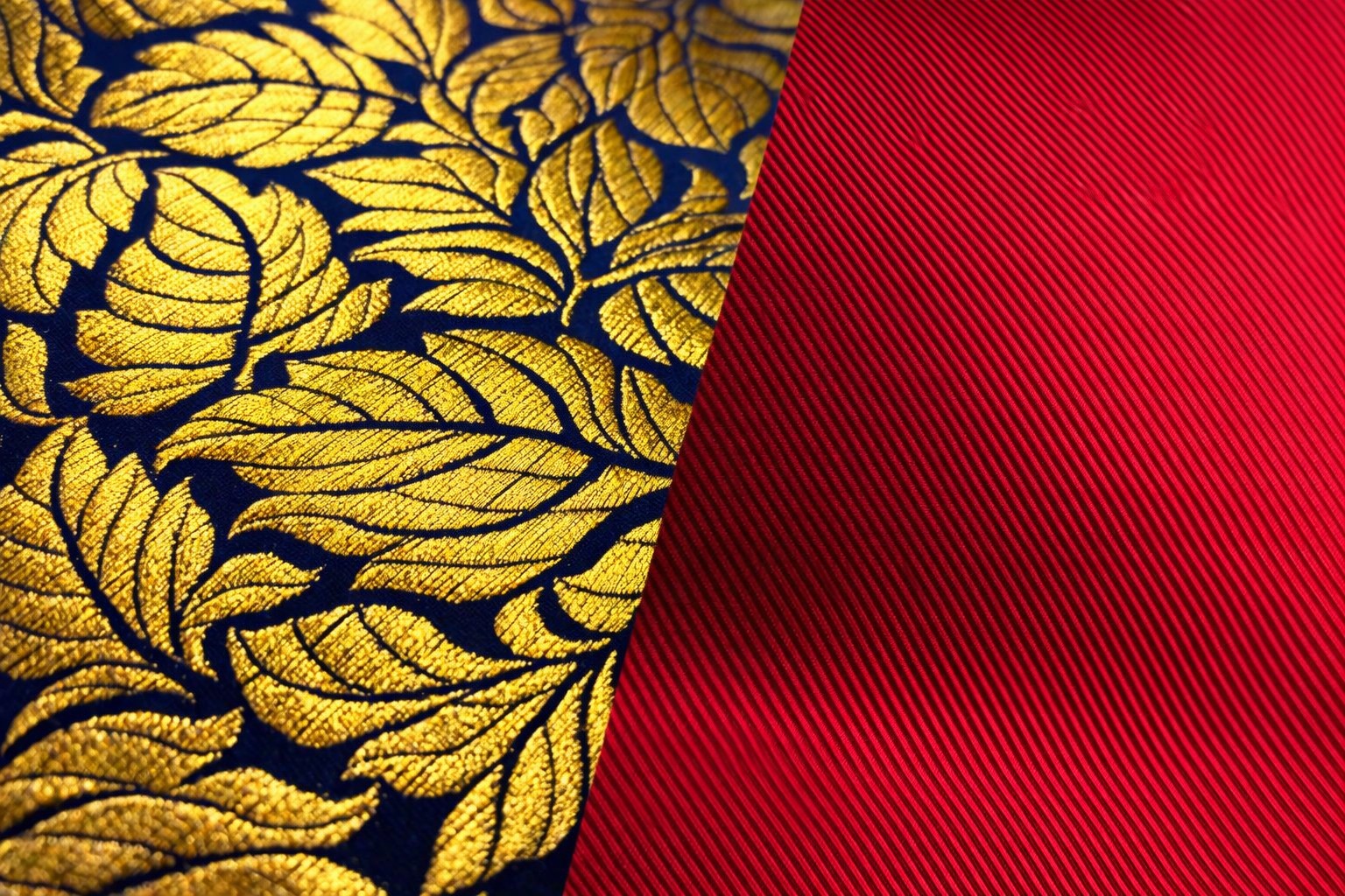 Detail materiálu kšiltovky a výšivky