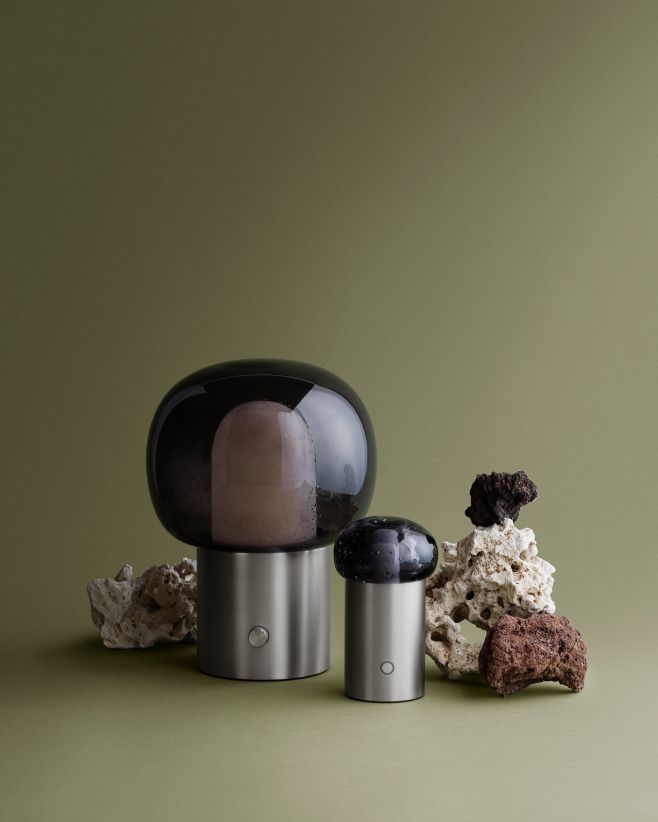 🆕💡 Novinka od Blomus Stolní lampa IRIS, navržená Sebastianem Herknerem. Skleněná kopule s jemnými bublinkami v kontrastu s...