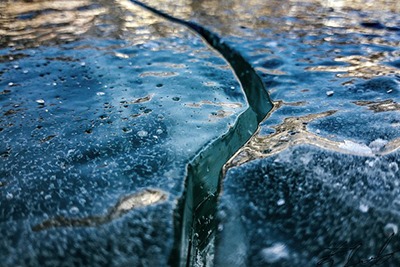 Mikor indítsuk el a szűrőt a tóban, és mikor kezdjük el etetni a halakat?