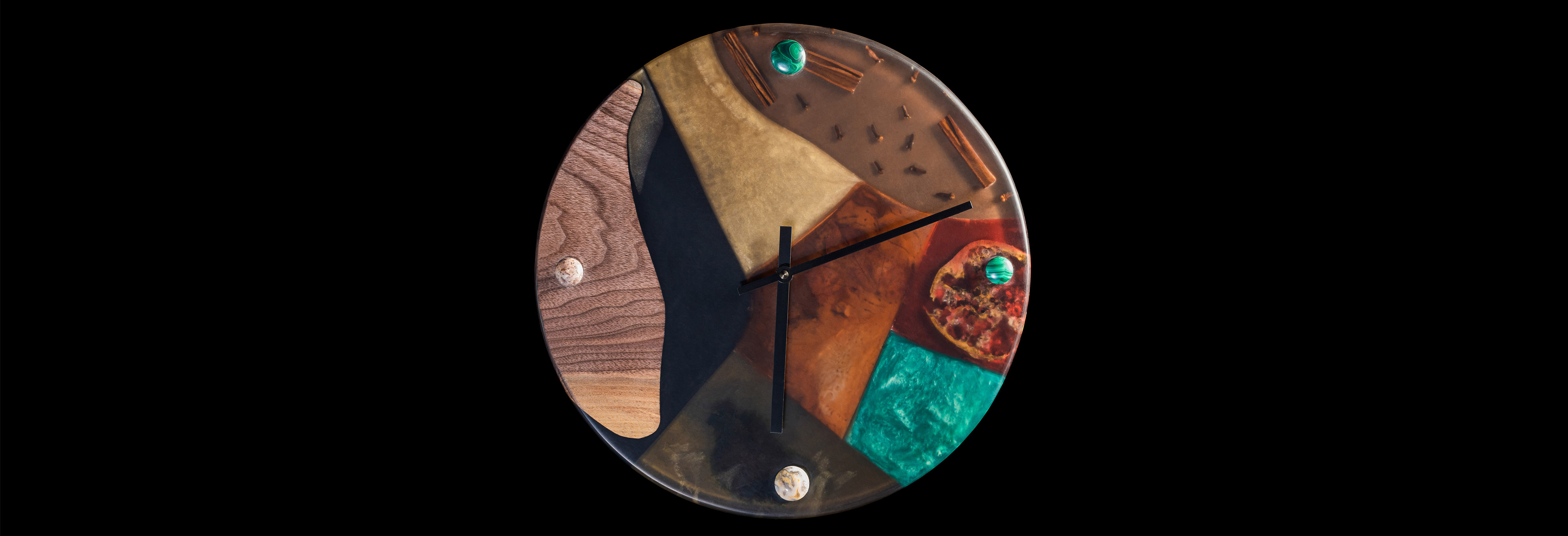 Nástěnné hodiny ze dřeva a epoxidu