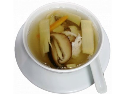 Polévka s bambusem a houbami