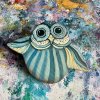 Malovaná dřevěná brož sovička modrá