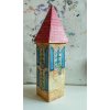 Domeček věž s modrými okenicemi 1