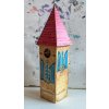 Domeček věž s modrými okenicemi 1