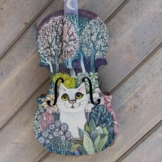 Bilá kočička na houslích