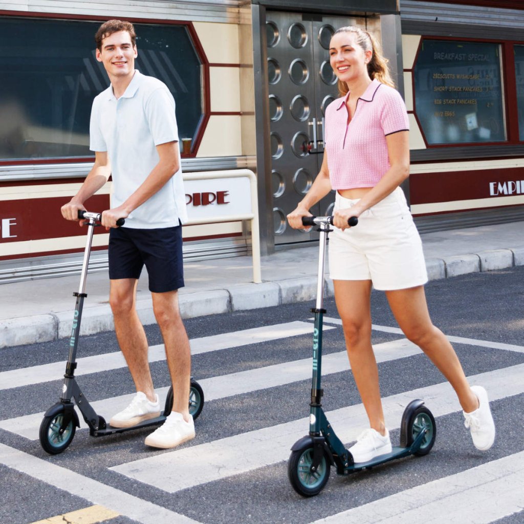 Micro - Classic NanoGrid Tire - Skládací koloběžka - na vyjížďce s rodinou